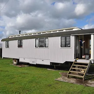 Bed & Breakfast Gypsy Waggon - A On Wheels